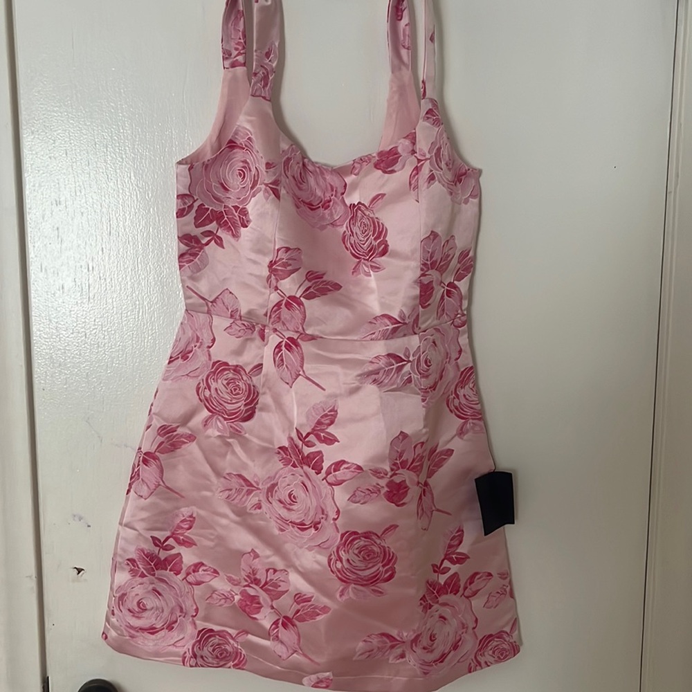 Lulus pink dress size small never worn